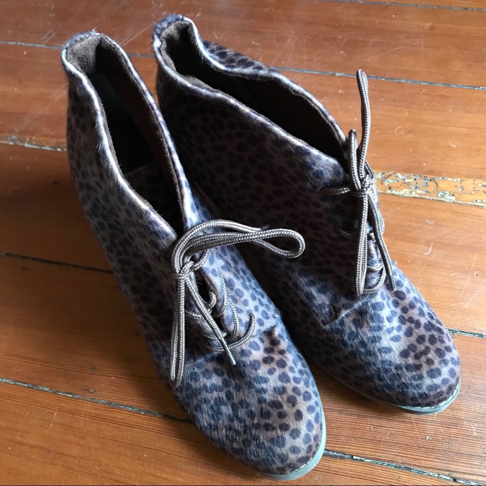 🐆Old Navy Leopard Lace Up Booties